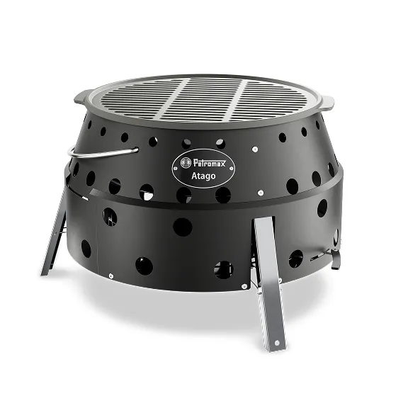 Schwarzer Petromax Atago Grill und Feuerschale aus Edelstahl mit Grillrost, Belüftungslöchern und Standbeinen.