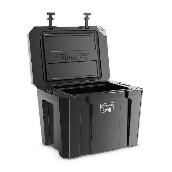 Offene schwarze Petromax kx50 Ultra-Passiv-Kühlbox mit robustem Gehäuse und Logo-Prägung im Deckel.