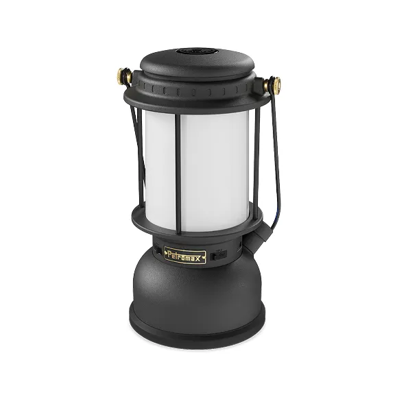 Schwarze Petromax LED-Leuchte im klassischen Starklichtlampen-Design mit weißem Schirm und goldenem Logo-Schild.